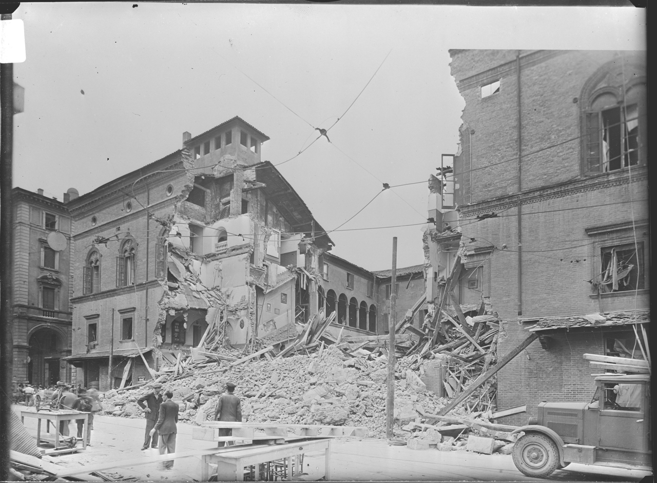 Bombardamenti aerei - Danni di guerra <Guerra mondiale 1939-1945> (negativo) di A. Villani & Figli (attribuito) (XX)