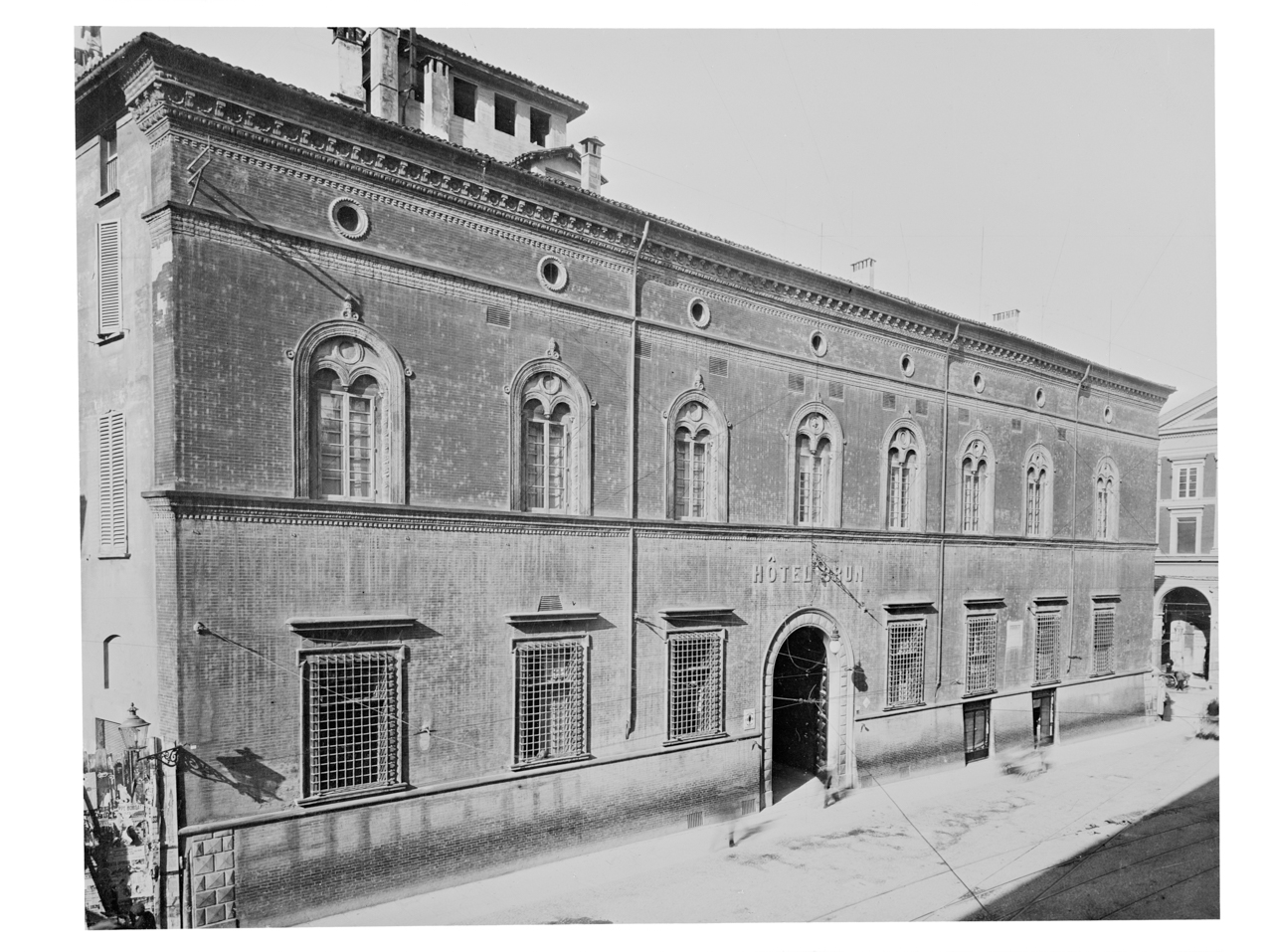 Italia - Emilia Romagna - Bologna - Palazzo Ghisilieri <Sec. XV> - Hotel Brun (negativo) di Fototecnica Bolognese (studio) (XX)