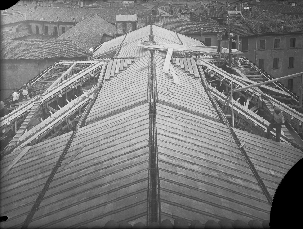 Bombardamenti aerei - Danni di guerra - Guerra mondiale 1939-1945 (negativo) di Zagnoli, Alfonso (secondo quarto XX)