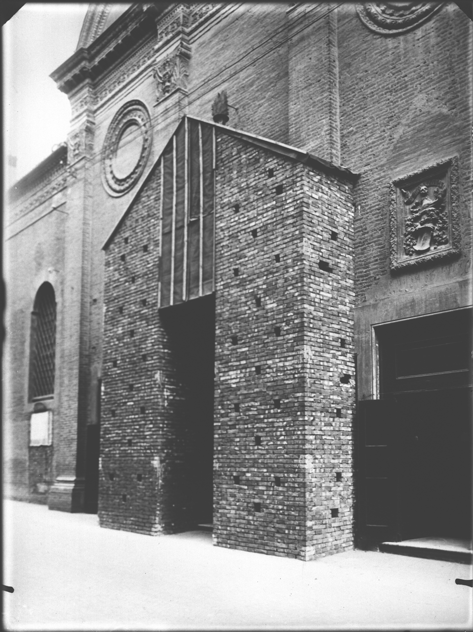 Chiese - Protezioni contro i danni di guerra del patrimonio culturale - Guerra mondiale 1939-1945 (negativo) di A. Villani & Figli (ditta) (secondo quarto XX)