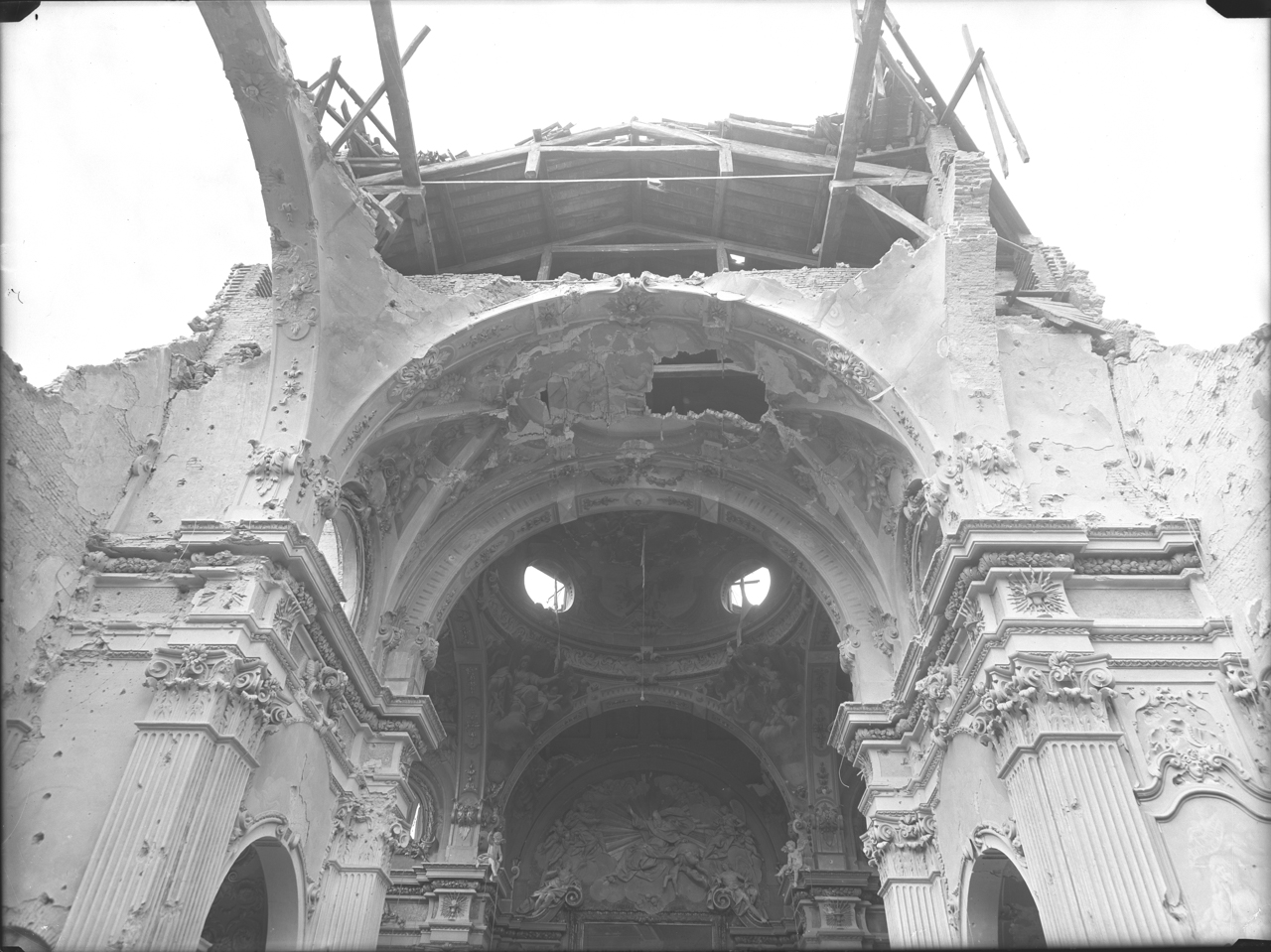 Bombardamenti aerei - Danni di guerra - Guerra mondiale 1939-1945 (negativo) di Anonimo, Monti, Giovan Giacomo (secondo quarto XX)