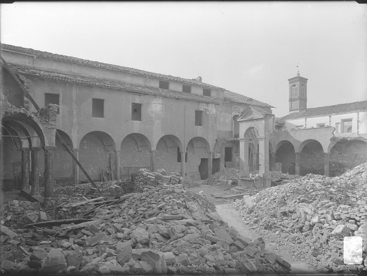 Bombardamenti aerei - Danni di guerra - Guerra mondiale 1939-1945 (negativo) di A. Villani & Figli (ditta) (secondo quarto XX)