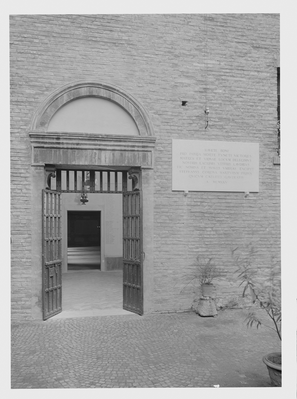Italia - Emilia Romagna - Bologna - Complesso di Santo Stefano - Lapidario ai caduti della seconda guerra mondiale (negativo) di Fototecnica Bolognese (attribuito) (XX)