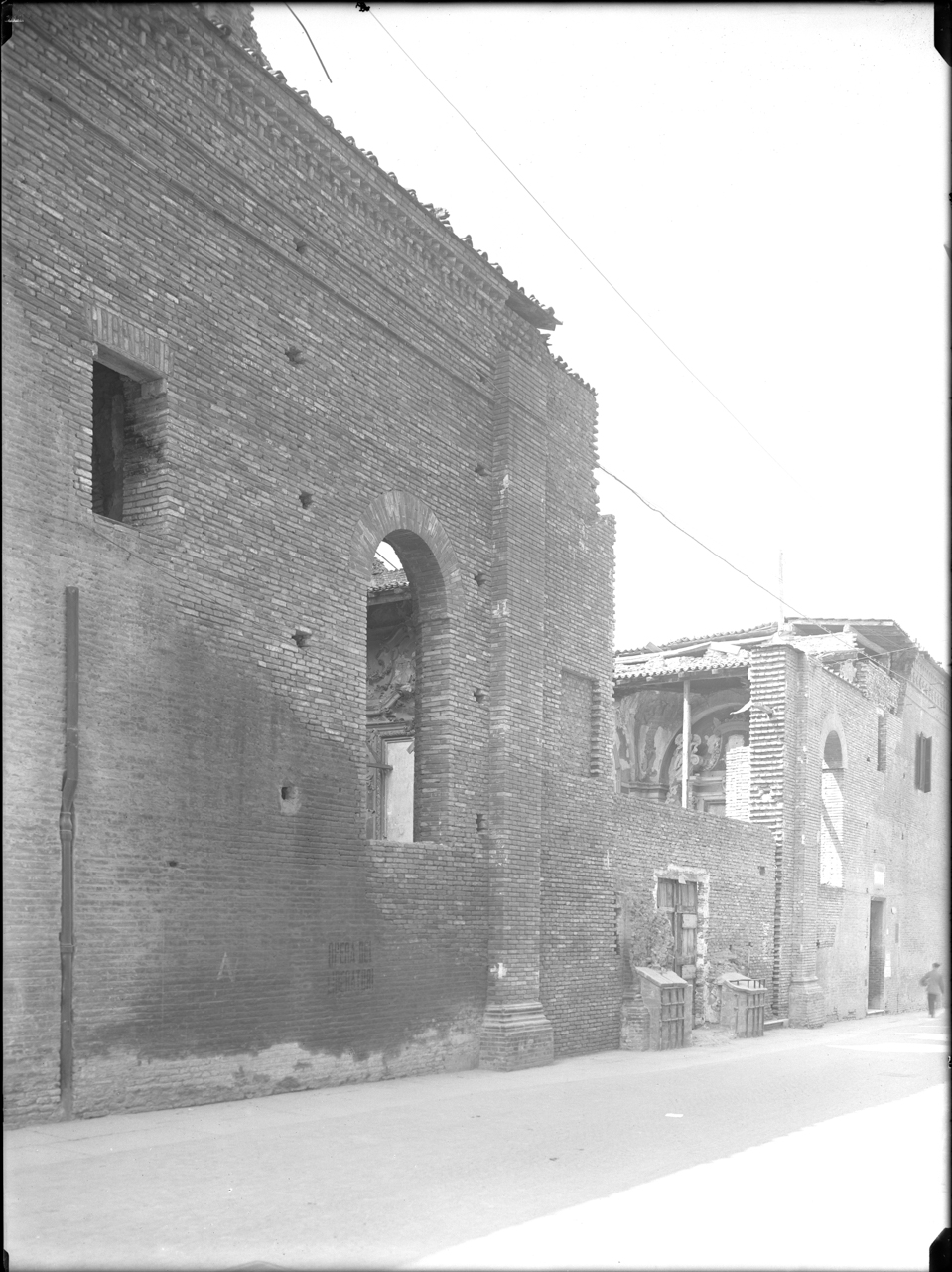 Bombardamenti aerei - Danni di guerra - Guerra mondiale 1939-1945 (negativo) di A. Villani & Figli (ditta) (secondo quarto XX)