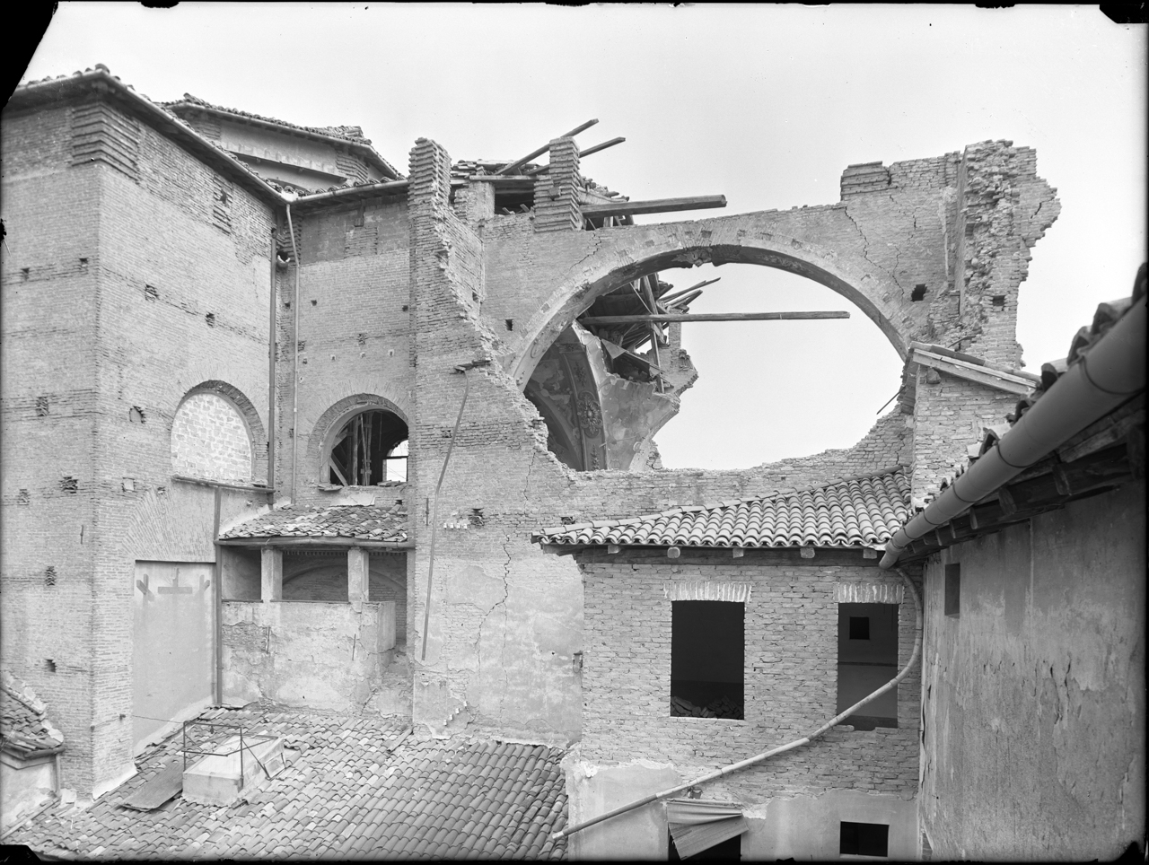 Bombardamenti aerei - Danni di guerra - Guerra mondiale 1939-1945 (negativo) di A. Villani & Figli (ditta) (secondo quarto XX)