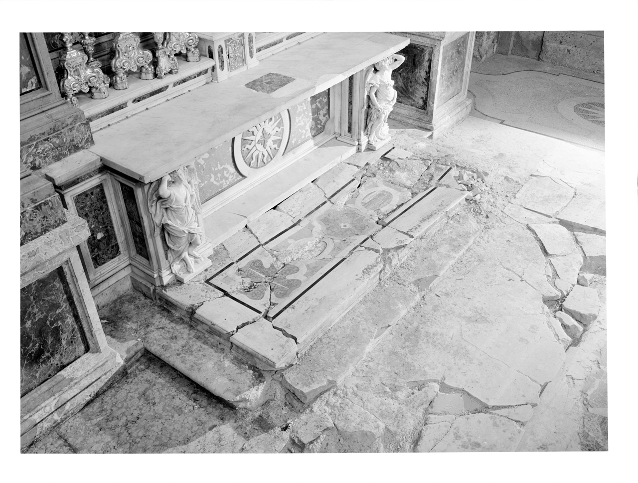 Elementi architettonici – Pavimenti - Altari – Intarsi marmorei (negativo) di Anonimo, Renghieri, Giovan Battista (metà XX)