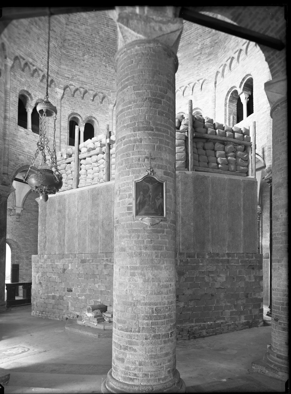 Architettura religiosa - Chiese - Interno - Pulpito ed edicola del Santo Sepolcro <Calvario> (negativo, insieme) di A. Villani & Figli (XX)