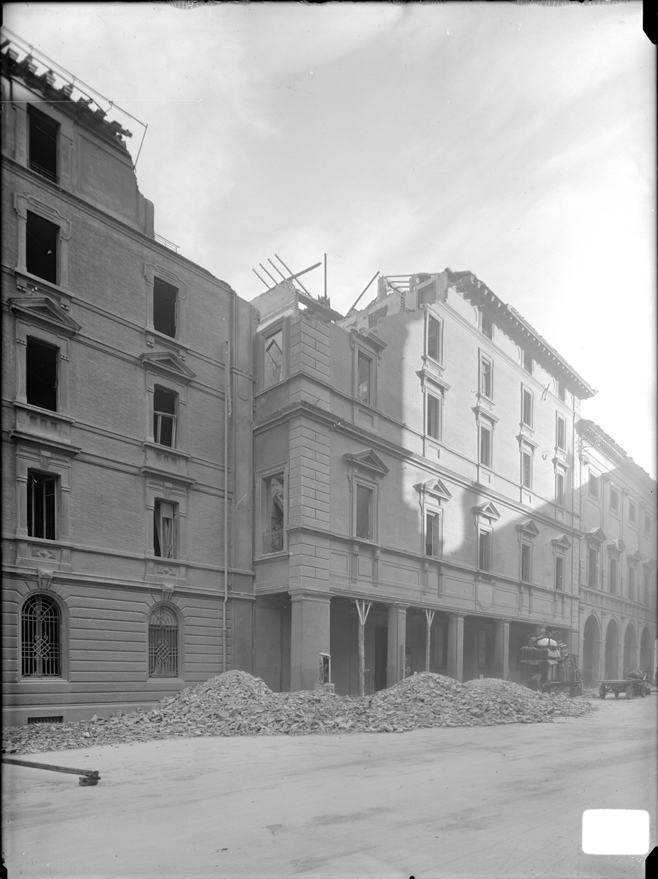 Bombardamenti aerei - Danni di guerra - Guerra mondiale 1939-1945 (negativo) di A. Villani & Figli (prima metà XX)
