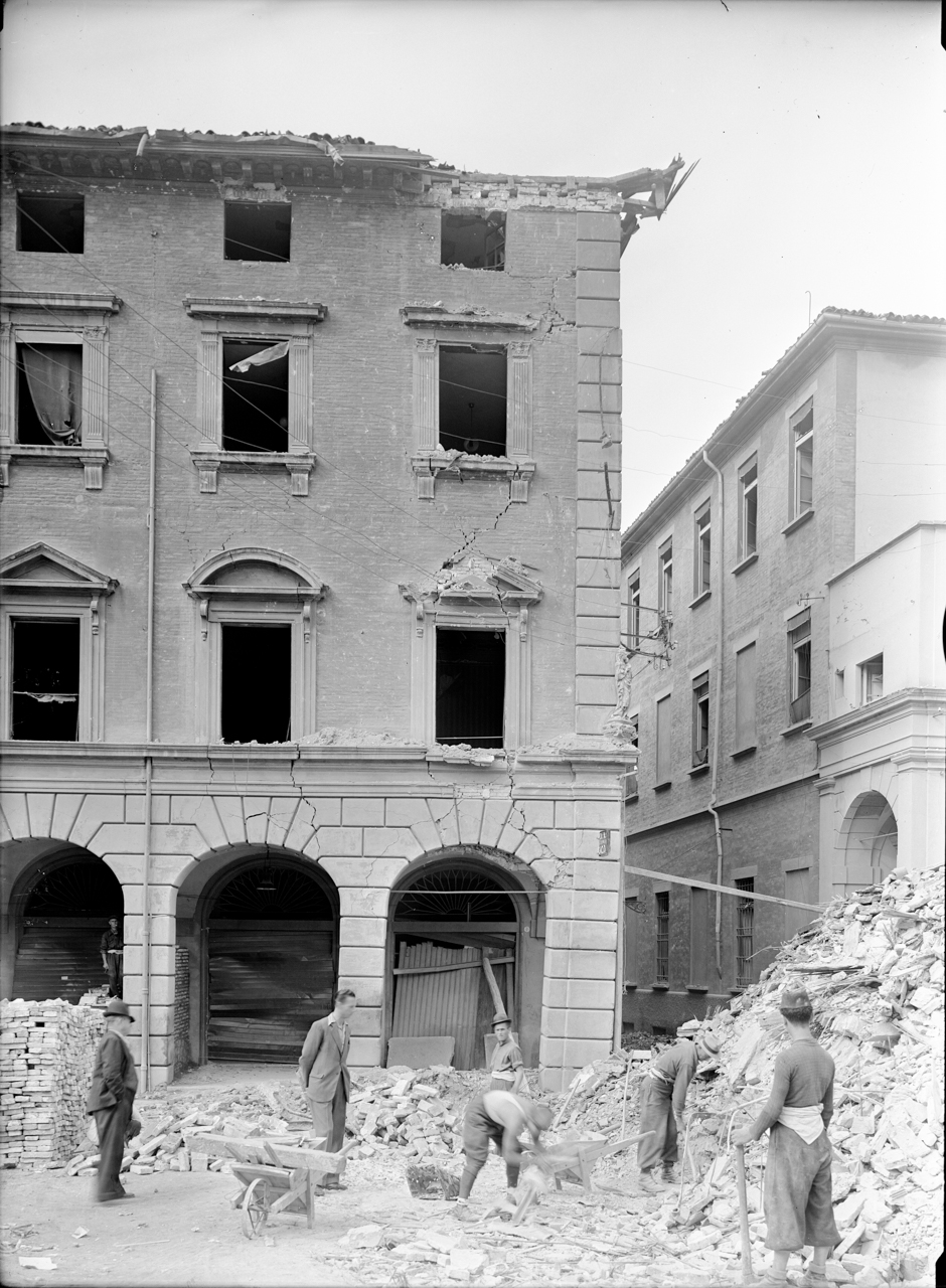 Bombardamenti aerei - Danni di guerra - Guerra mondiale 1939-1945 (negativo) di A. Villani & Figli (prima metà XX)