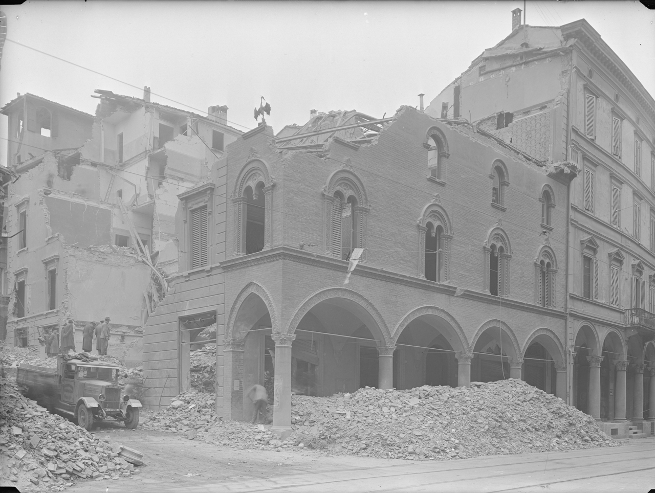 Bombardamenti aerei - Danni di guerra - Guerra mondiale 1939-1945 (negativo) di A. Villani & Figli (ditta) (secondo quarto XX)