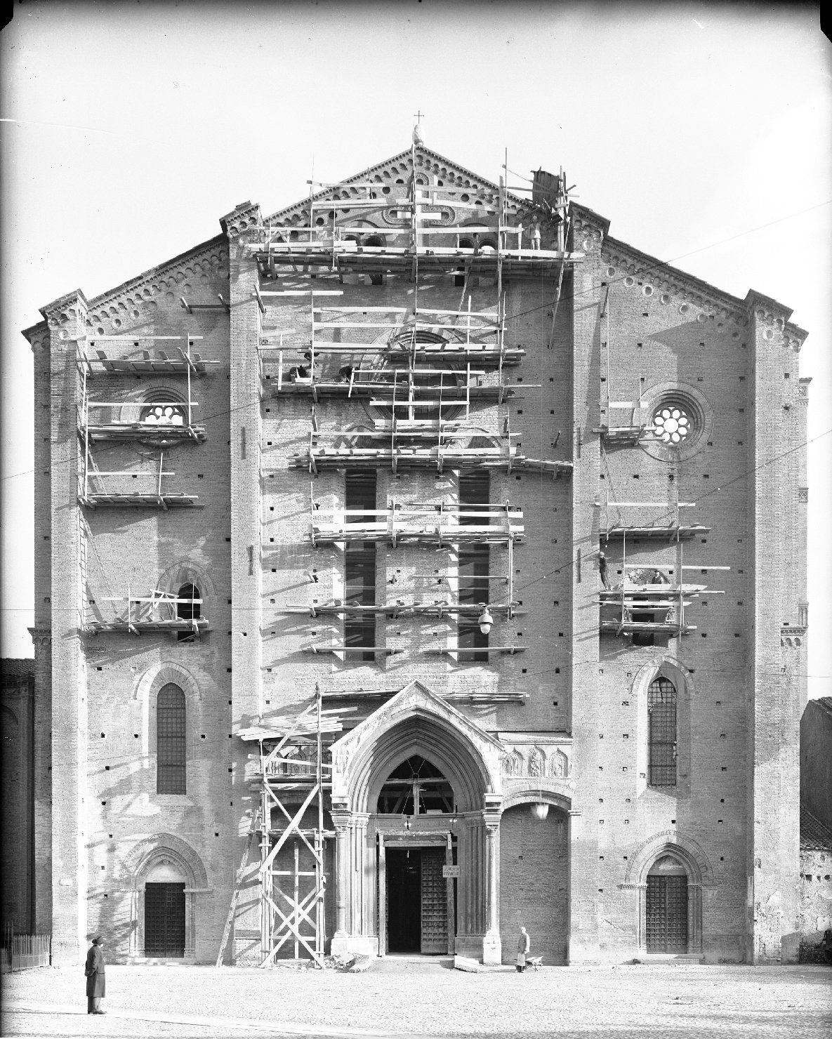 Ricostruzione postbellica <Seconda guerra mondiale> - Restauro - Impalcature - Ponteggi (negativo) di Zagnoli, Alfonso (XX)