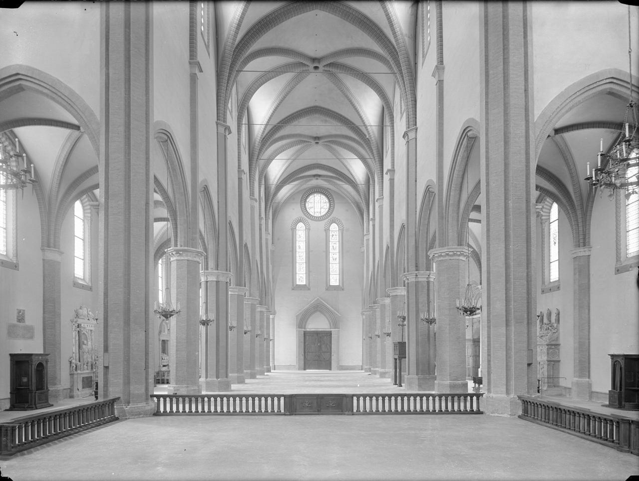 Italia - Emilia Romagna - Bologna - Basilica di San Francesco <Interno> (negativo) di A. Villani & Figli (XX)