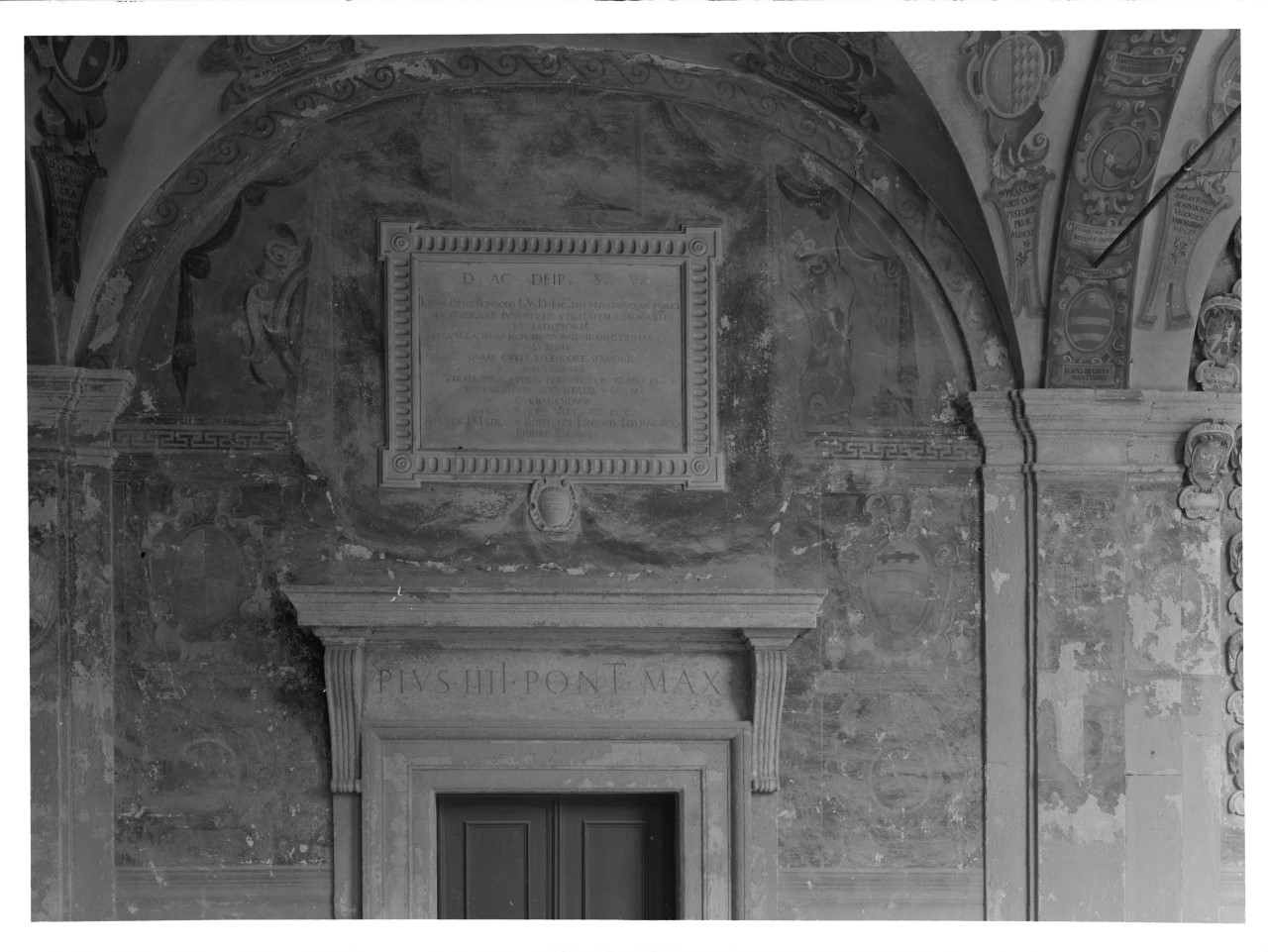 Italia - Emilia-Romagna - Bologna - Palazzo dell'Archiginnasio - Loggiato superiore - Arcata XXII> (negativo) di Anonimo (terzo quarto XX)