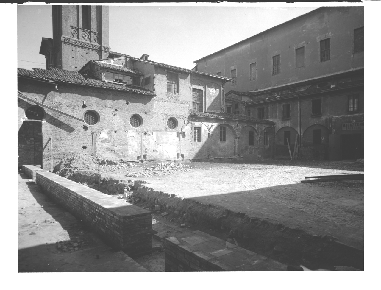 Italia - Emilia Romagna - Bologna - Convento di San Francesco - Chiostro dei Morti (negativo, insieme) di Vettori, Giuseppe (XX)