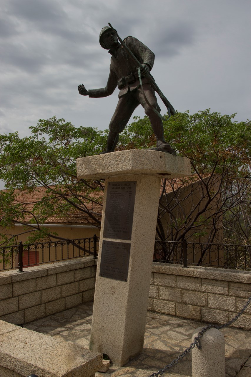 Figura di soldato in combattimento (monumento ai caduti - a cippo)