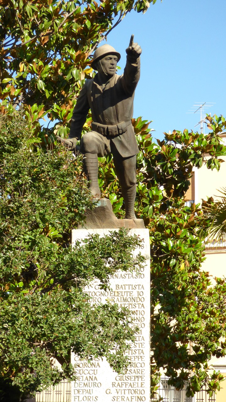 Figura di soldato in combattimento (monumento ai caduti - a cippo)