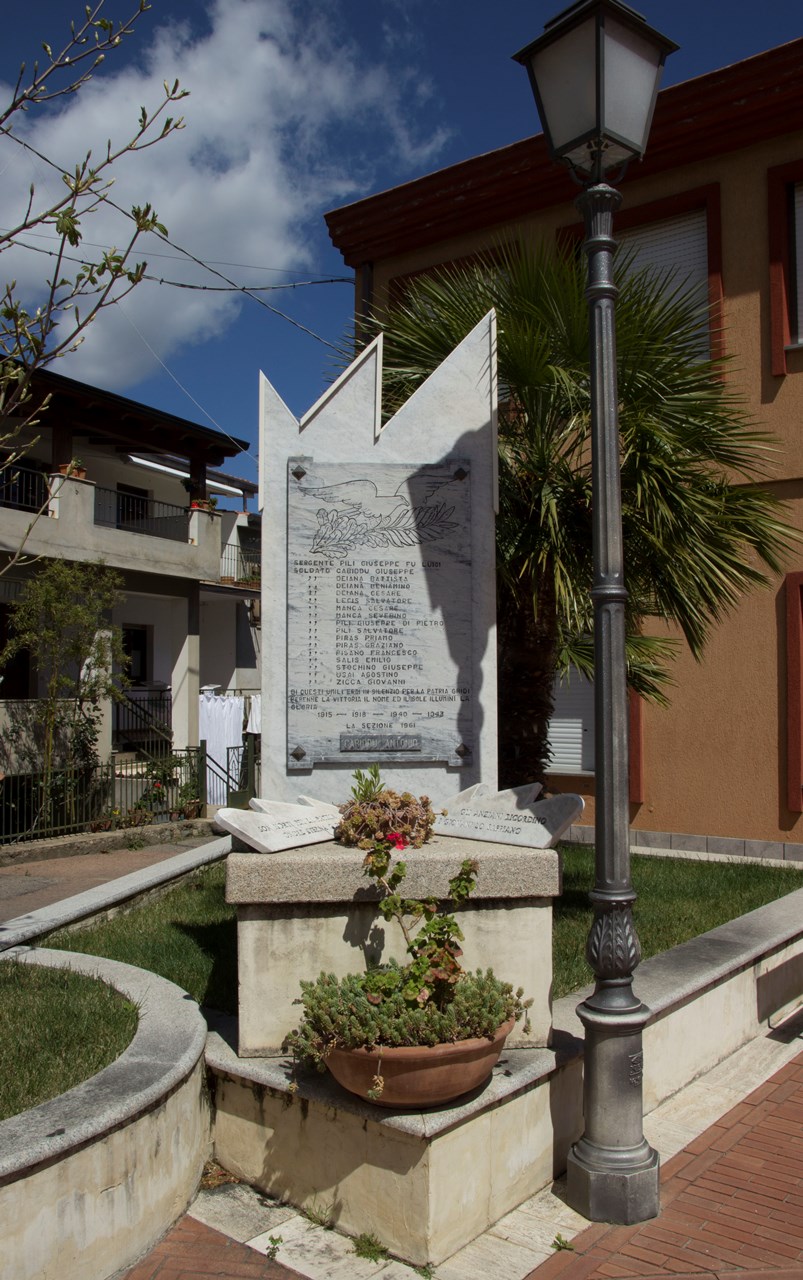 Allegoria della vittoria come aquila (lapide commemorativa ai caduti)