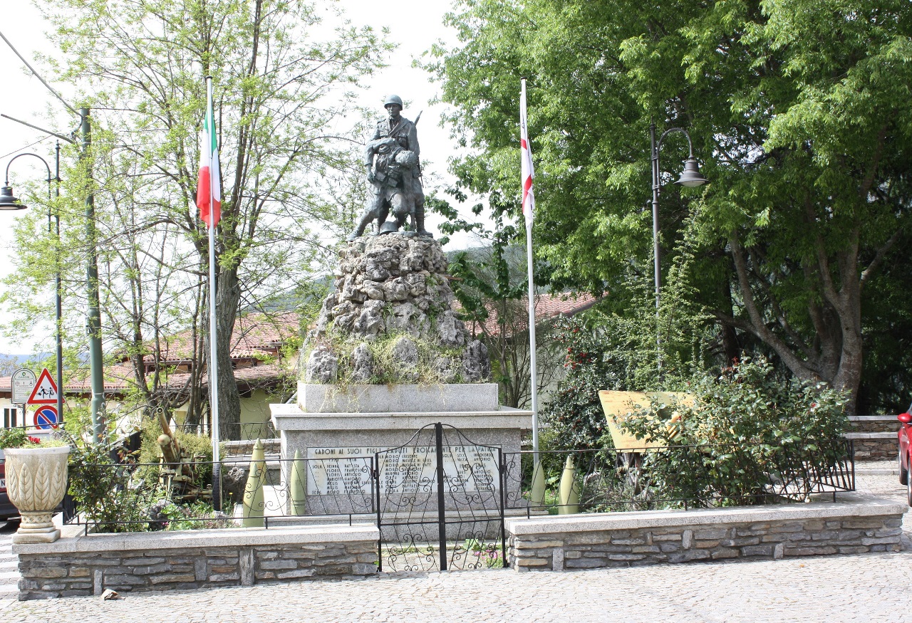 Soldato di fanteria che regge un suo compagno caduto (monumento ai caduti - a montagna figurata) - bottega italiana (XX)