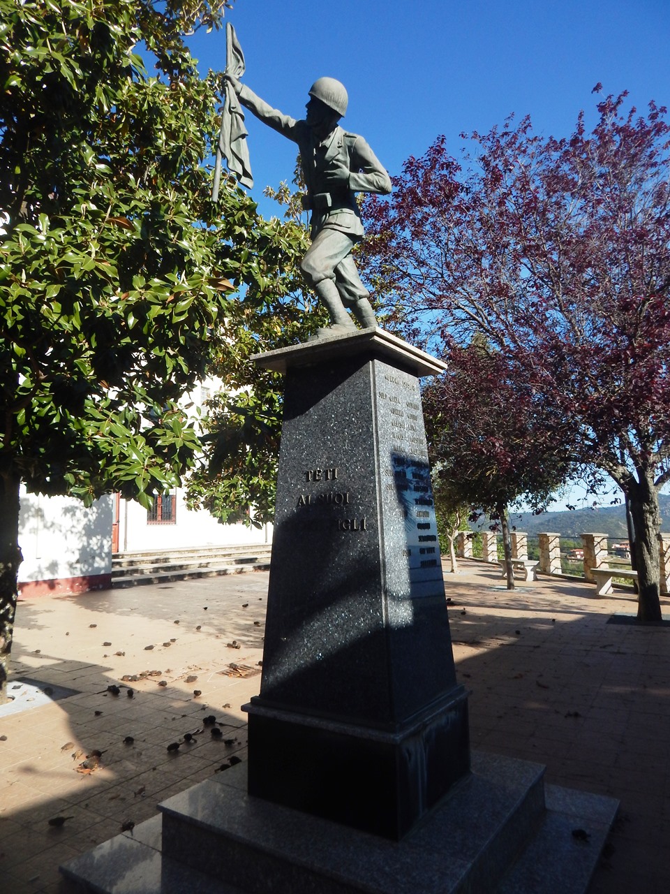 Soldato che porta la bandiera (monumento ai caduti - a cippo)