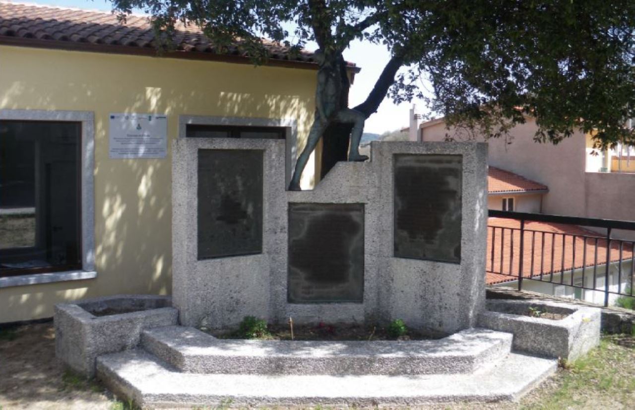 Allegoria del soldato come eroe antico (monumento ai caduti - a basamento) - bottega sarda (XX)