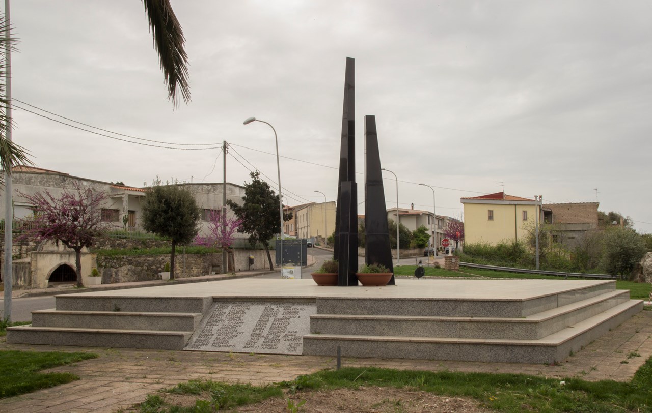 Monumento ai caduti - a basamento
