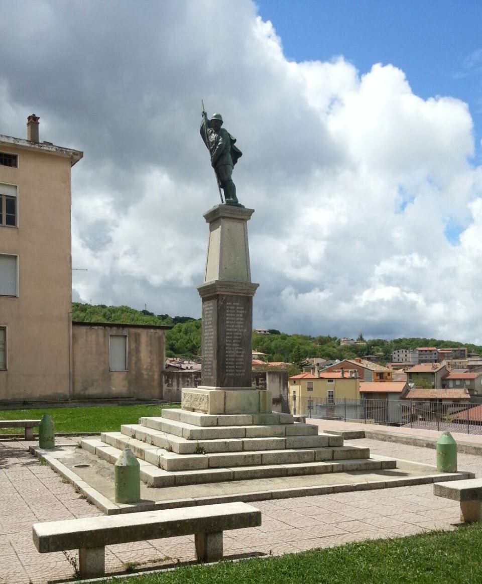 Soldato che porta la bandiera (monumento ai caduti - a cippo)