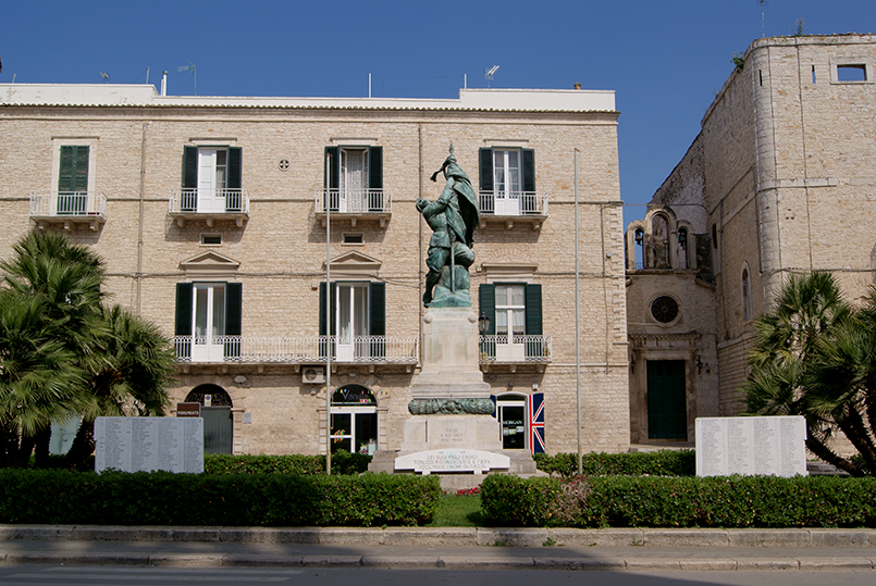 figura di soldato con la bandiera (monumento ai caduti - a cippo) di Cozzoli Giulio, Bastianelli Alfredo & C (XX)