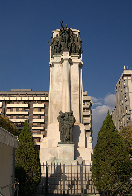 allegoria della Vittoria come donna vestita all'antica (monumento ai caduti - a cippo) di Como Francesco Paolo, Bazzani Cesare, Fonderia Laganà, Bruno A, Monticelli Evandro, Matteucci Luigi (XX)