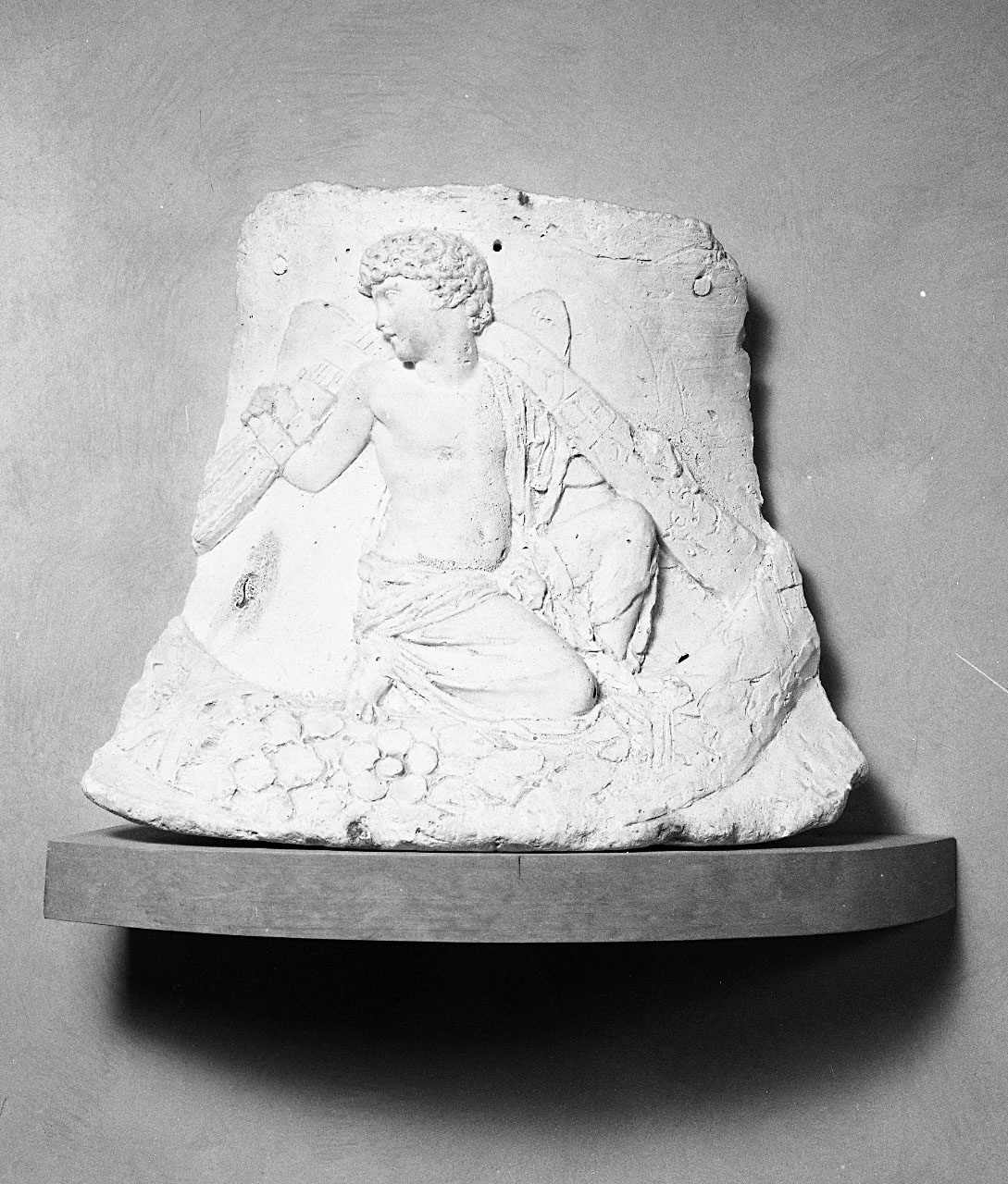 fanciullo alato reggente un festone (rilievo) di Bartolini Lorenzo (sec. XIX)