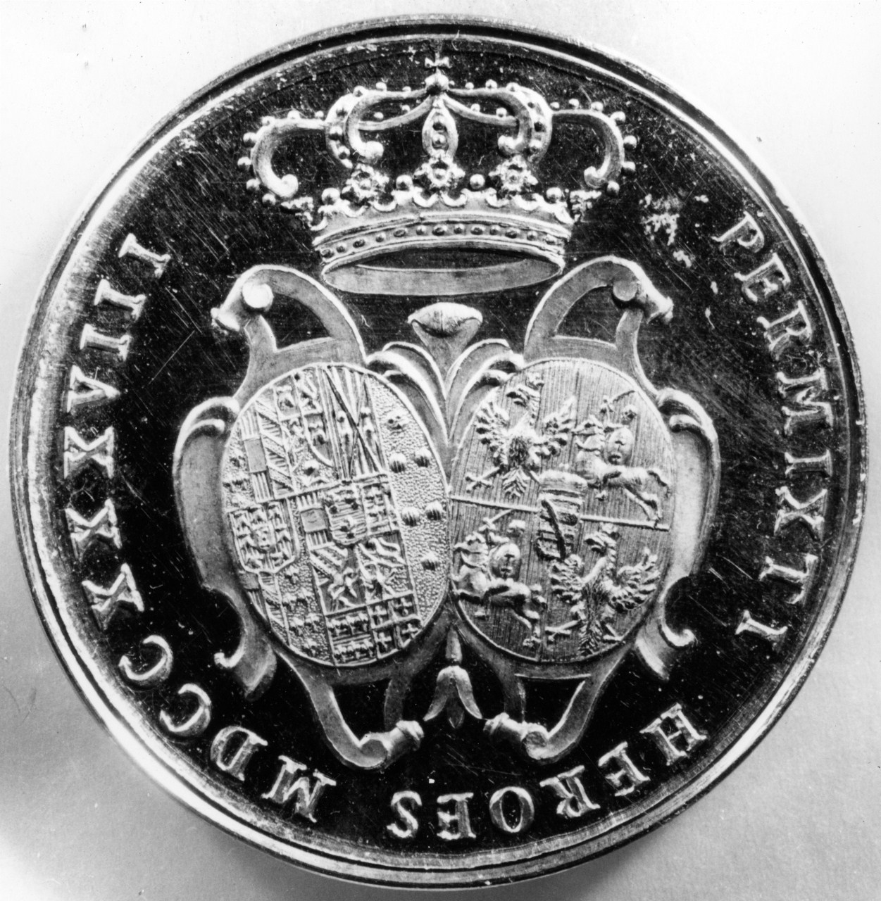 stemma reale di Spagna e stemma reale di Polonia (medaglia) di De Gennaro Giovanni Casimiro, Hoger Giacomo Antonio (sec. XVIII)