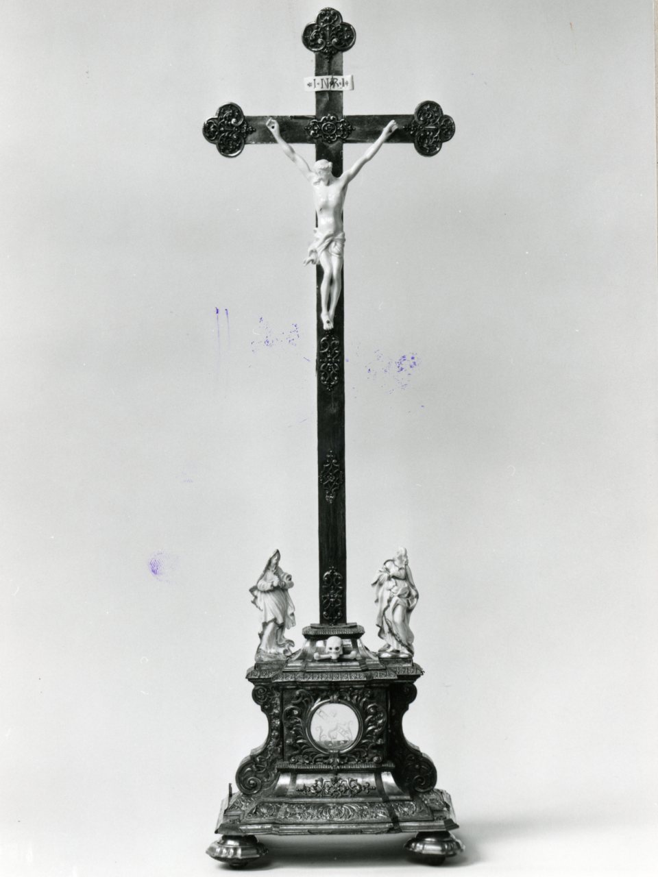 Cristo crocifisso, Madonna, San Giovanni evangelista (croce d'altare) - manifattura di Meissen (sec. XVIII)