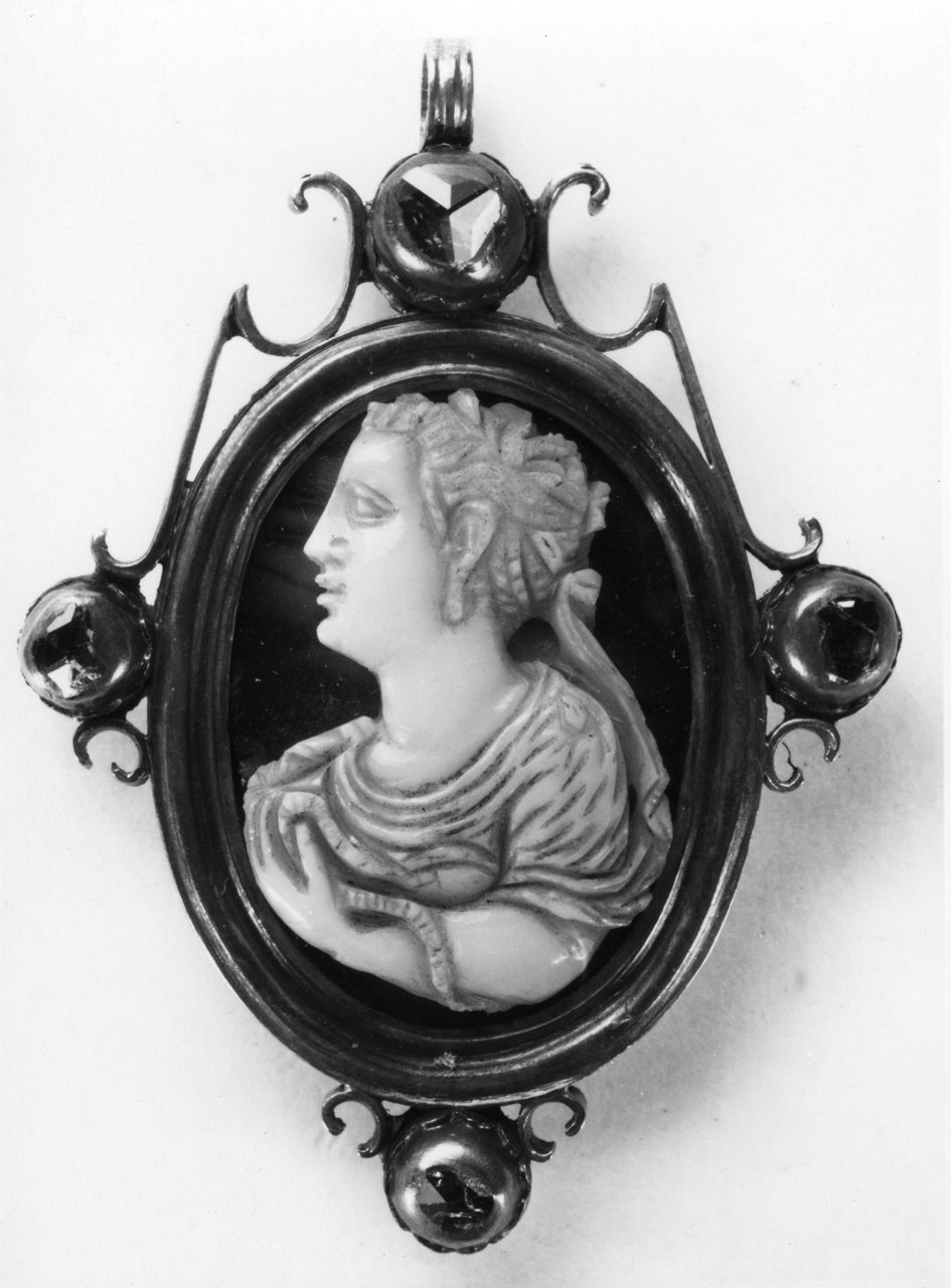 busto di Cleopatra (cammeo) - bottega italiana (sec. XVI, sec. XVII)