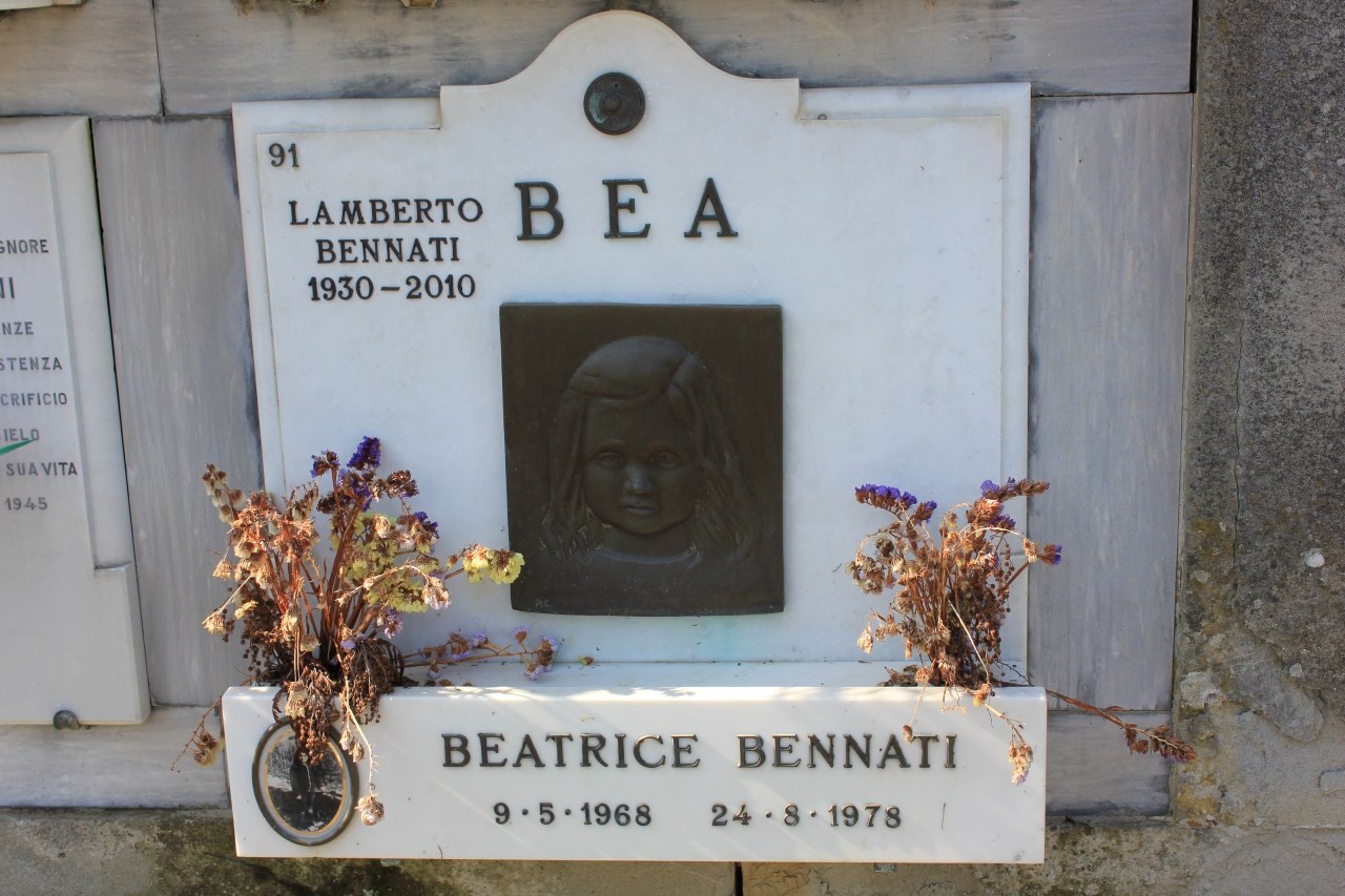 Bea, ritratto di Bea (Beatrice Bennati) (rilievo) di R.C (sec. XX)