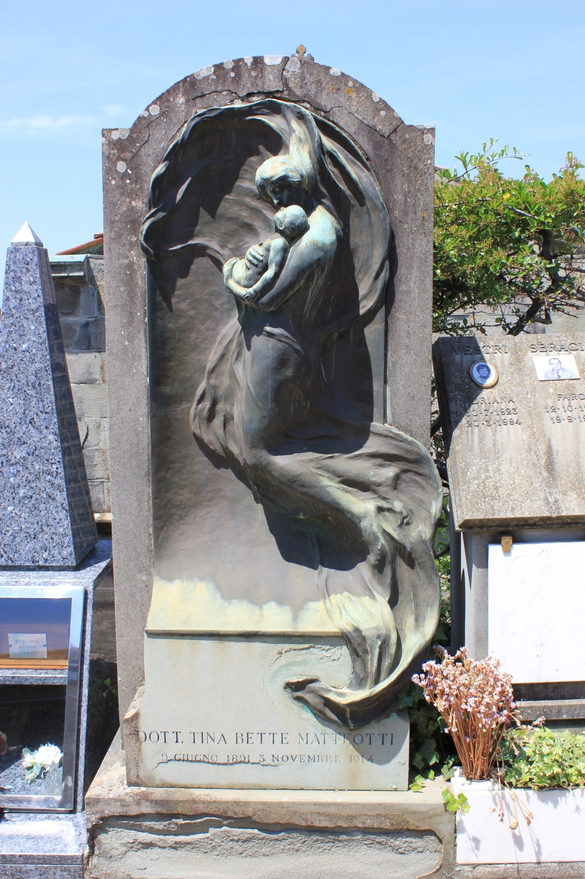 figura femminile con bambino in braccio (stele funeraria - a centina) di Ciapini Ugo (sec. XX)