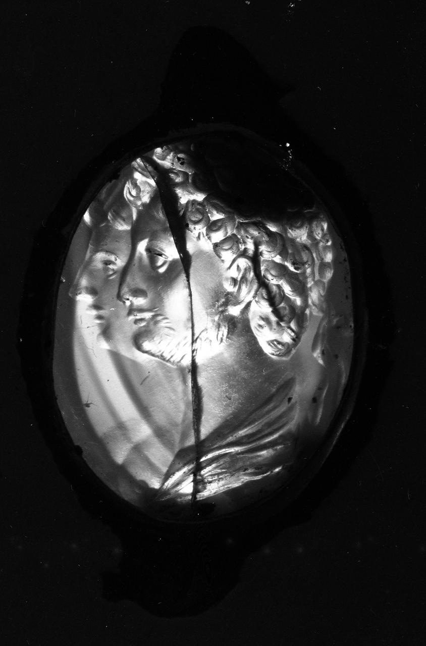 due busti accollati (decorazione a intaglio) - bottega italiana (?) (sec. XVII)