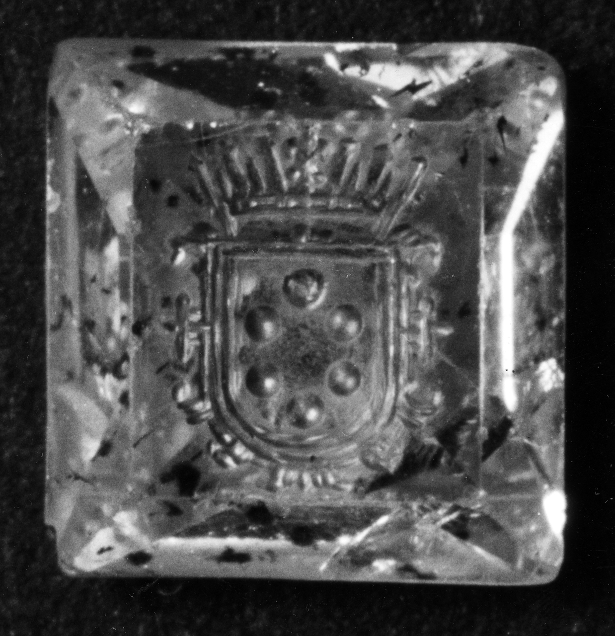 stemma gentilizio della famiglia Medici (decorazione a intaglio) - bottega italiana (sec. XVI)