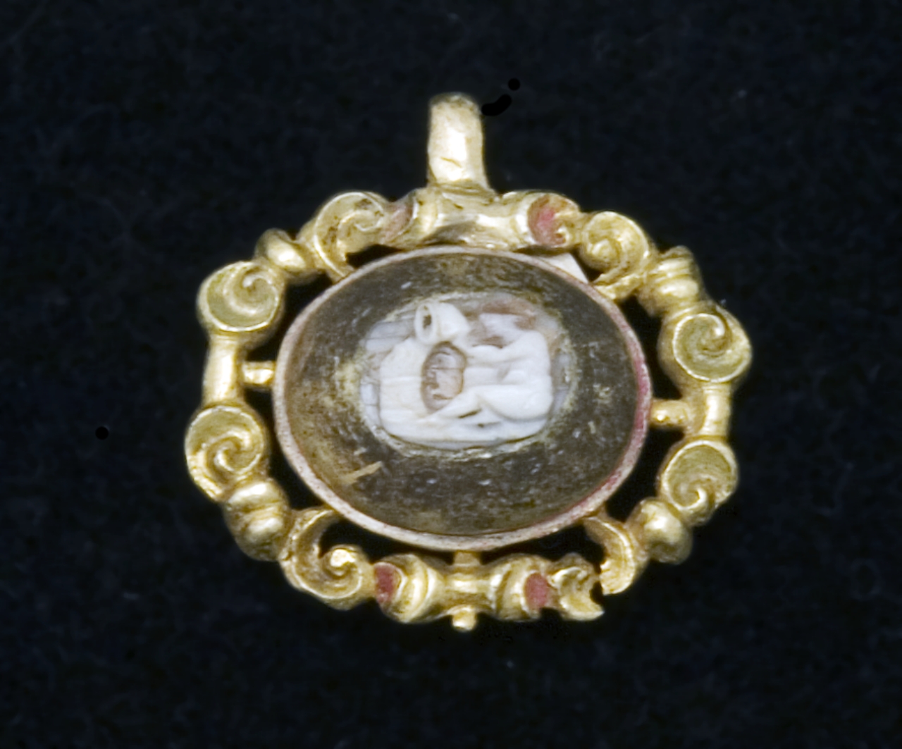 putto che suona la buccina (cammeo) - bottega italiana (fine/ inizio, prima metà secc. XVI/ XVII, sec. XVII)