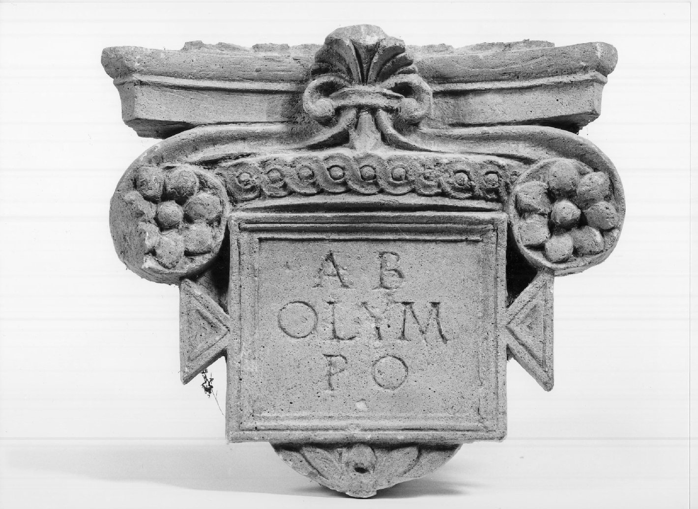 capitello, frammento - manifattura mantovana (prima metà sec. XVI)