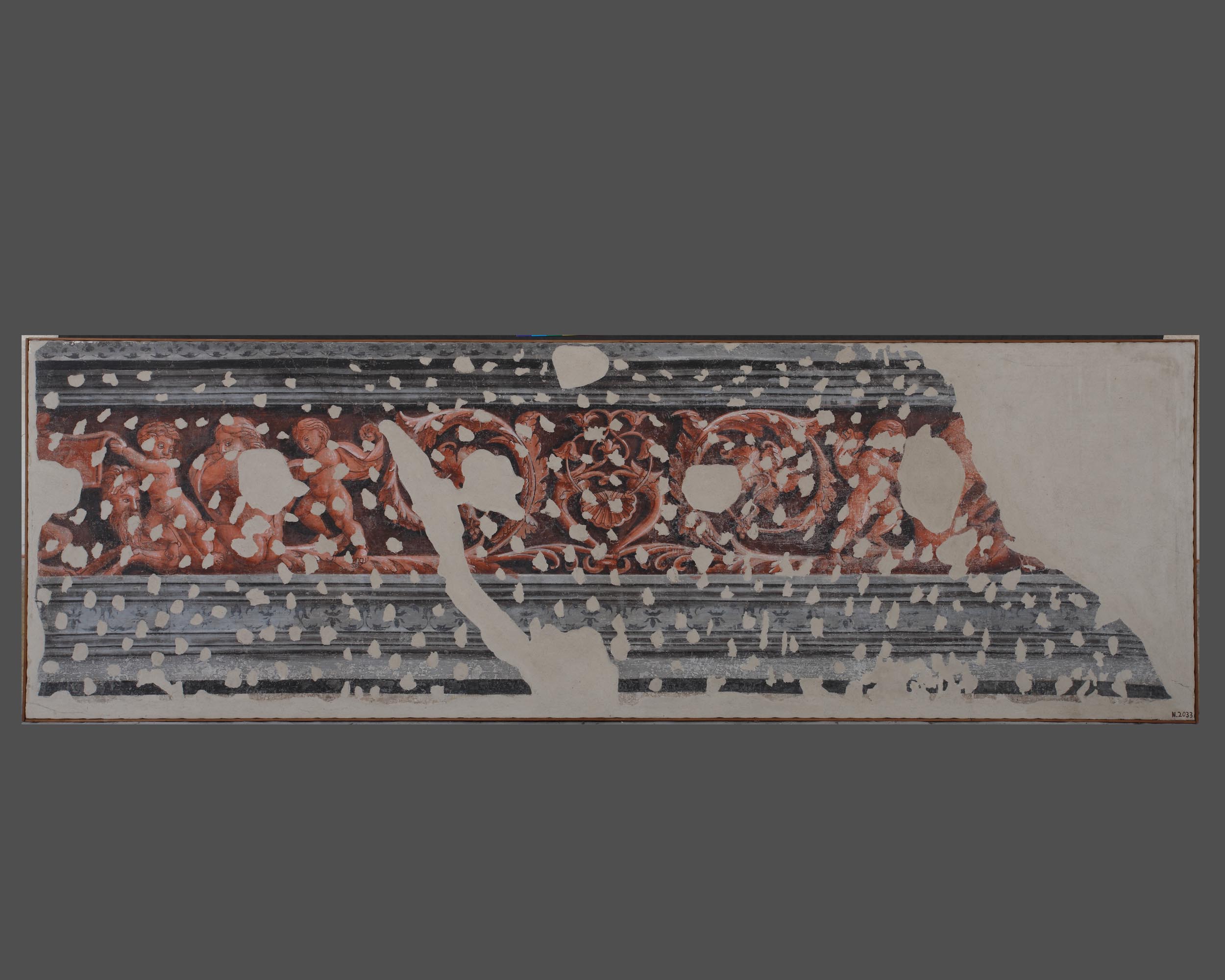 Fregio ornamentale con putti reggitarga e grilli (dipinto, frammento) - ambito mantovano (sec. XVI)