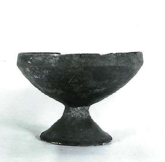 coppa/ su piede - produzione etrusca (VI a.C)