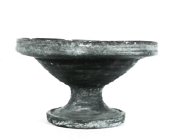 coppa/ su piede - produzione etrusca (VI a.C)