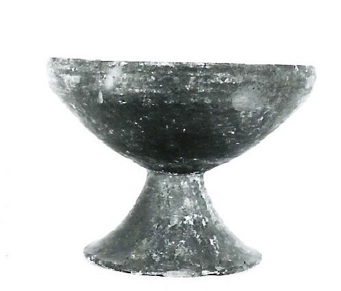 coppa/ su piede - produzione etrusca (prima metà VI a.C)