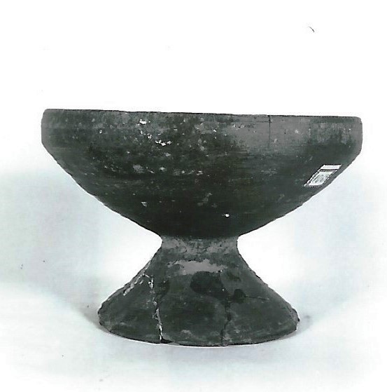 coppa/ su piede - produzione etrusca (VI a.C)