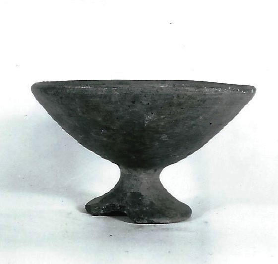 coppa/ su piede - produzione etrusca (VI a.C)