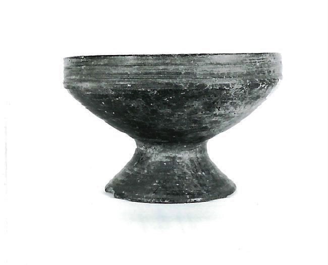 coppa/ su piede - produzione etrusca (VI a.C)