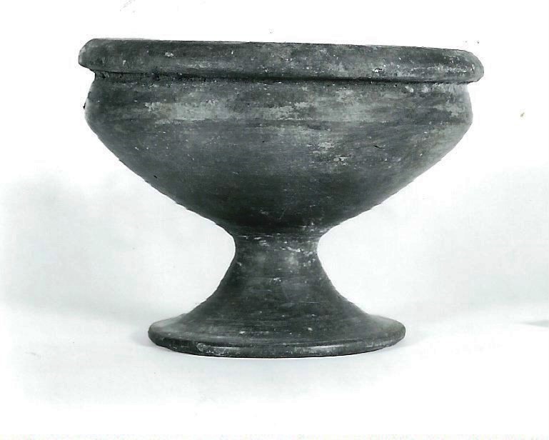 coppa/ su piede - produzione di Orvieto (VI a.C)