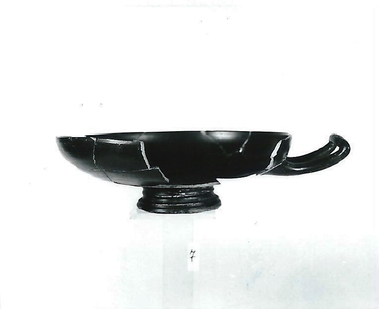 kylix - produzione attica di importazione c.d. precampana (prima metà IV a.C)