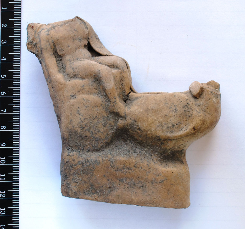 Figura maschile stante con volatili (gruppo votivo) (secc. IV/ III a.C)