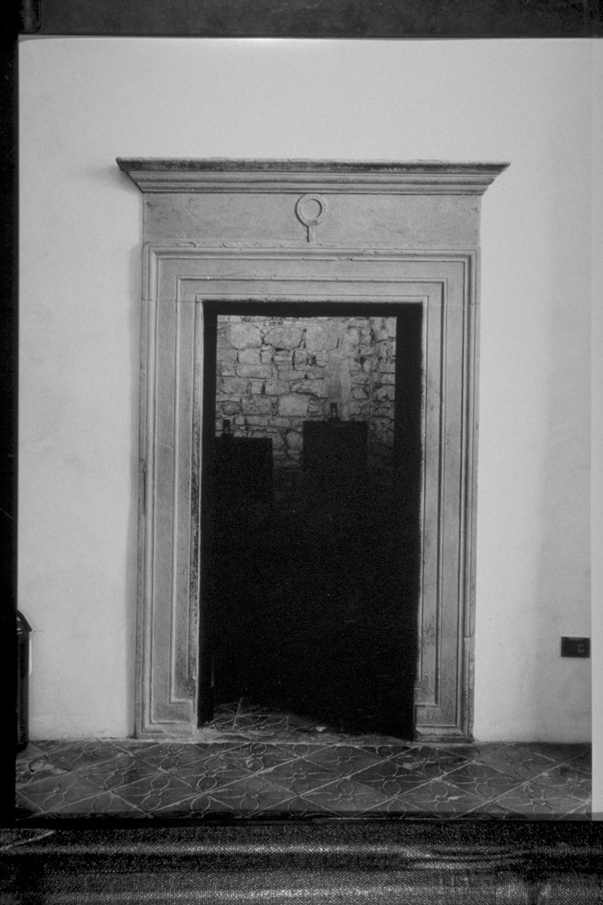 emblema di Federico da Montefeltro (ordine della giarrettiera) (mostra di porta, insieme) - bottega Italia centrale (seconda metà sec. XV)