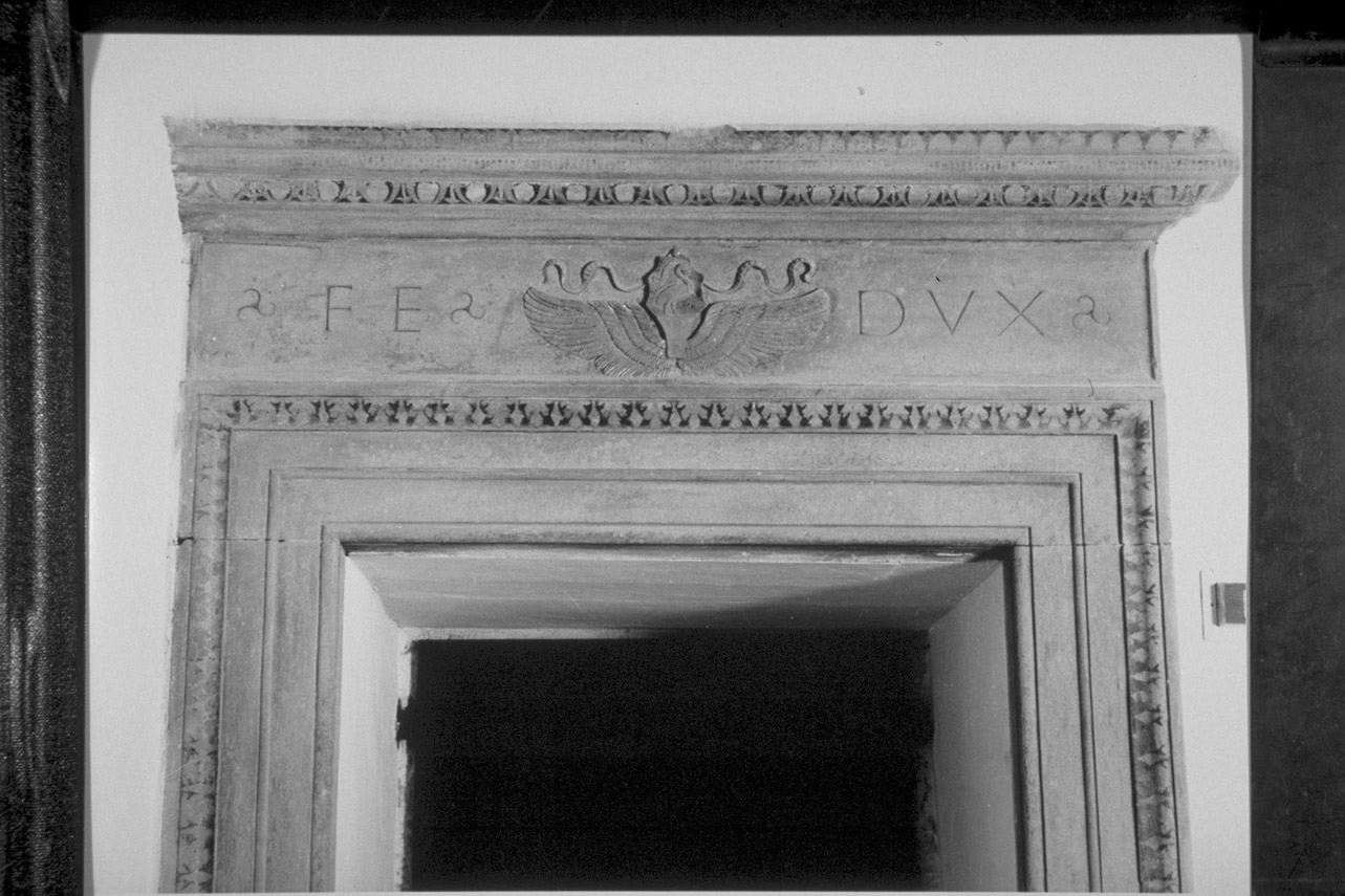 emblema di Federico da Montefeltro (struzzo) (architrave di porta, elemento d'insieme) - bottega Italia centrale (seconda metà sec. XV)